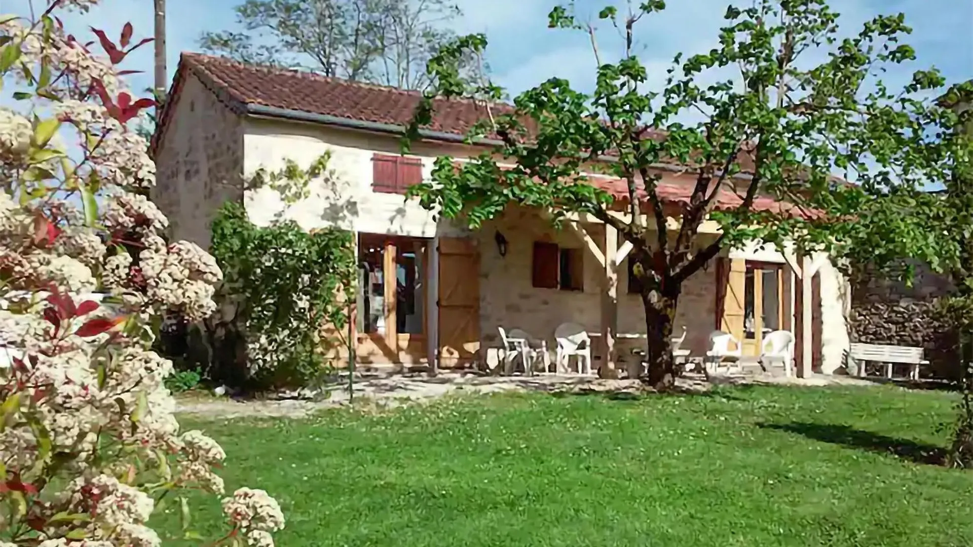 בית נופש Awesome Home In Sauzet With Kitchen